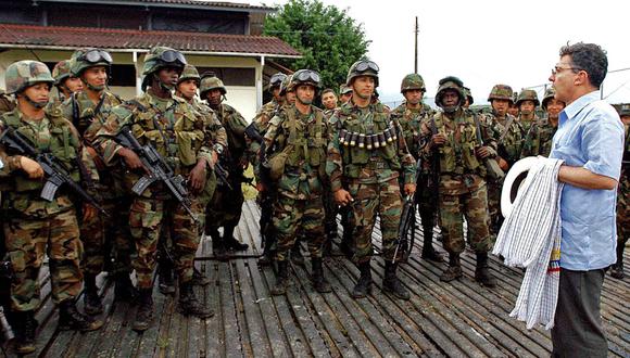 El presidente de Colombia, Álvaro Uribe, habla con las tropas en Mocoa, 980 km al sur de Bogotá, departamento de Putumayo, 27 de julio de 2005. El ejército colombiano lucha en esta zona en intensos combates con la guerrilla de las Fuerzas Armadas Revolucionarias de Colombia (FARC). (Foto de CESAR CARRIÓN / AFP)