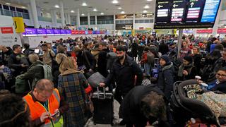Miles de pasajeros varados en el aeropuerto de Gatwick en Londres [FOTOS]