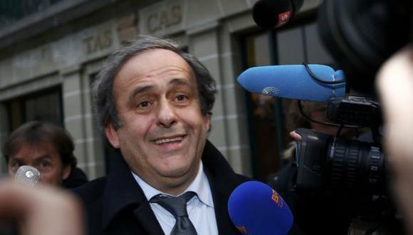 Michel Platini no buscará suceder a Joseph Blatter en el cargo de la presidencia de la FIFA. (Reuters)