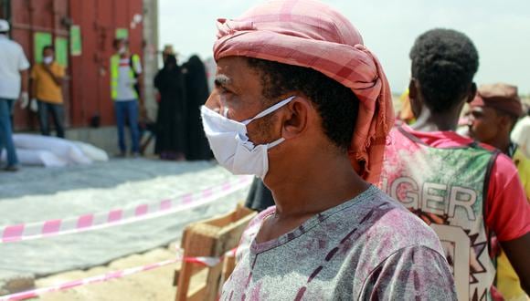 Un hombre yemení desplazado con una máscara protectora llega para recibir artículos de ayuda distribuidos por empleados del Programa Mundial de Alimentos (PMA) en medio de la nueva pandemia de coronavirus, en la capital, Sanaa. (Foto: AFP/Essa Ahmed)