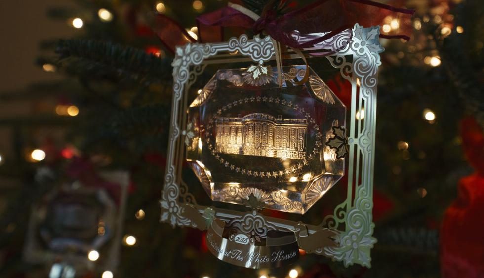 El adorno navideño oficial de la Primera Familia se ve en la vista previa de la prensa en la Casa Blanca en Washington, el lunes 26 de noviembre de 2018. (Foto: AP)