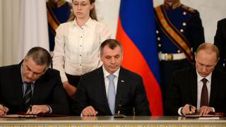 Vladimir Putin firma anexión de Crimea a Rusia