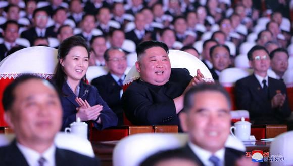 Fotografía muestra al líder norcoreano Kim Jong Un (centro) y su esposa Ri Sol Ju (izquierda) viendo una actuación para celebrar el aniversario de su nacimiento. (Foto: various sources / AFP)