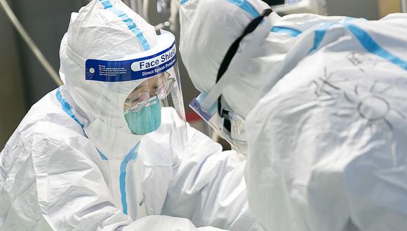 El personal médico que usa trajes de protección contra coronavirus de Wuhan. (Foto: AP)