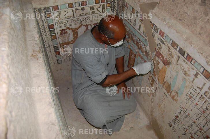 Empleado limpiando la tumba de Meru (Foto:Reuters)