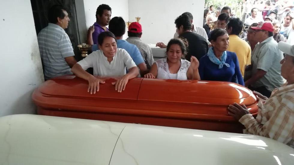Los féretros de los seis fallecidos llegaron al caserío El Espinal, en Oyotún, pasada las 4:00 de esta tarde. (Foto: Nadia Quinteros)