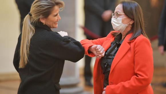 La presidenta interina Añez junto a la ministra Roca. (Reuters)