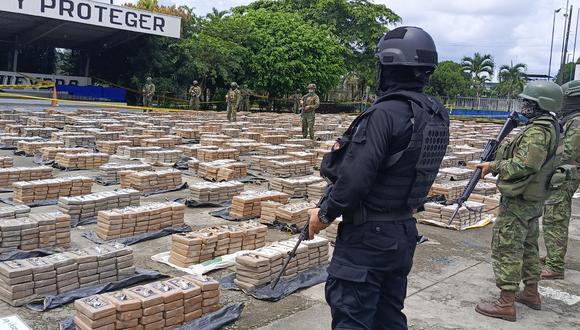 Miembros de la policía y el Ejército presentan las 22 toneladas de droga incautadas tras un operativo en Quevedo, Ecuador, el 22 de enero de 2024. (Foto: Daniel Vite / AFP)