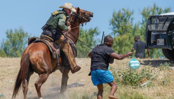 En este contexto, uno de los agentes a caballo atrapó momentáneamente a un hombre que parecía llevar bolsas de comida. (Foto: Getty Images)