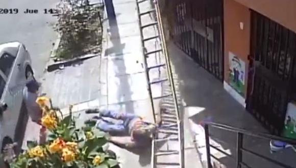 Hombre en silla de ruedas movió escalera y provocó estrepitosa a pintor. (América Noticias)