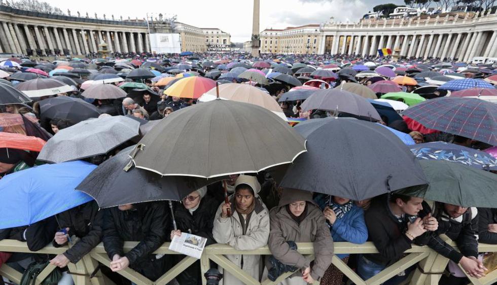 Miles de personas reúnen con paraguas para soportar la fuerte lluvia. (Reuters)