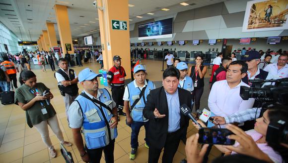 RESPONSABLE. Juan Torres Enríquez acudió muy temprano al aeropuerto y pretendía que terminal aéreo suspenda todas sus actividades (Giancarlo Ávila).