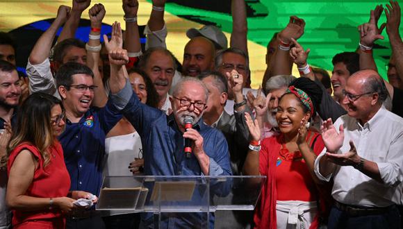 El presidente electo del izquierdista Partido de los Trabajadores (PT), Luiz Inacio Lula da Silva, habla después de ganar la segunda vuelta de las elecciones presidenciales, en Sao Paulo, Brasil, el 30 de octubre de 2022. (Foto de NELSON ALMEIDA / AFP)