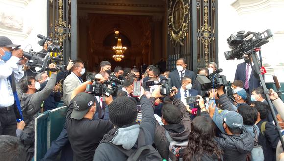 Un grupo de periodistas realizan plantón frente al Congreso para exigir el acceso de la prensa. (CPP)