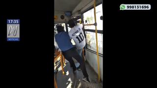 Cobrador y pasajero protagonizan tremenda pelea en bus de transporte público [VIDEO]