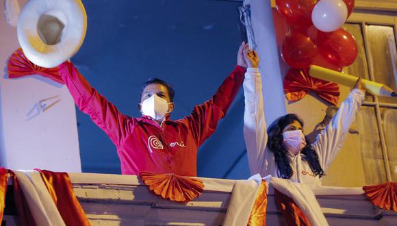 Peruvian leftist presidential candidate Pedro Castillo (L) and his wife Liliana Paredes waves supporters from a balcony at his campaign headquarters during his closing rally in Lima on June 3, 2021, ahead of the June 6 runoff election against right-wing candidate Keiko Fujimori. (Photo by Luka GONZALES / AFP)