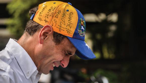 Henrique Capriles se vio afectado por los gases lacrimógenos. (AFP)