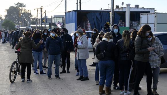 La gente hace cola para obtener una cita de vacunación de Covid-19 en Paso de Carrasco, departamento de Canelones, Uruguay. (Foto: Eitan ABRAMOVICH / AFP)