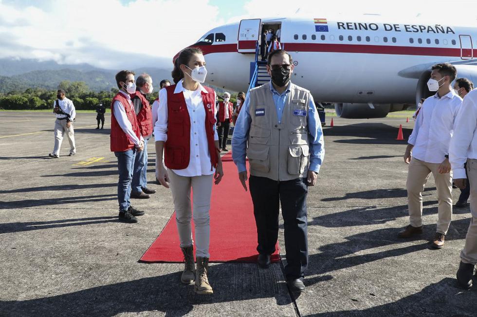 La reina Letizia de España fue recibida por el canciller hondureño Lisandro Rosales, a su llegada a la base aérea Héctor Carraccioli Moncada, en La Ceiba, departamento de Atlántida, Honduras. (Presidencia Hondureña / AFP)