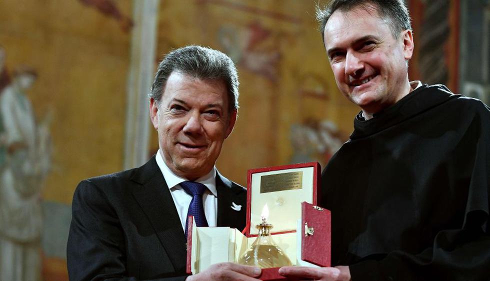 El presidente colombiano Juan Manuel Santos recibió ‘Lámpara de la paz’ en Italia. (AFP)
