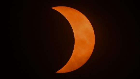 La luna se aleja del sol después de eclipsarlo totalmente durante el eclipse solar total visto desde Mazatlán, estado de Sinaloa, México, el 8 de abril de 2024. (Foto de MARIO VAZQUEZ / AFP)