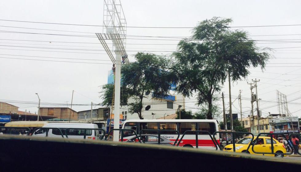Obreros arriesgan su vida colocando panel sin implementos de seguridad. (WhatsApp Perú21)