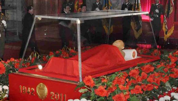 FASTUOSO HOMENAJE. Cadáver del líder norcoreano es velado en mausoleo Kumsusan de Pyongyang. (AP)
