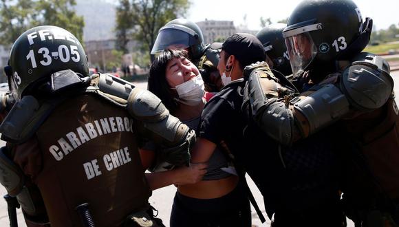 El Instituto Nacional de Derechos Humanos de Chile tiene reportes sobre presuntas violaciones a los derechos humanos como golpes, desnudamientos, maltrato físico, así como un caso de violencia sexual. (Foto: AFP)