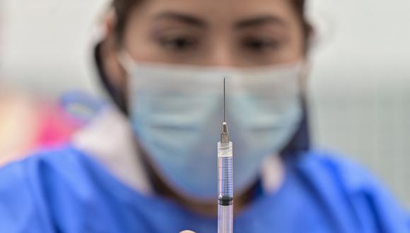 La vacuna bivalente ya se aplica en el Perú desde enero del 2023. (Foto de Pedro PARDO / AFP)