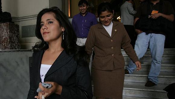 Gracias a Abugattás, madre e hija eluden los requisitos que se exige para sus puestos en el reglamento del Congreso. (Perú21)