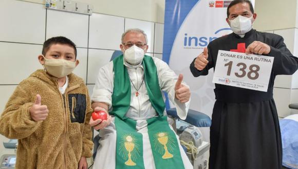 Durante la campaña "Ama, dona, vive", un sacerdote festejó que realizó 138 donaciones de sangre en toda su vida. (Foto INSN - San Borja)