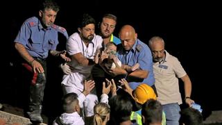 Rescatan a bebé entre los escombros tras terremoto en Italia