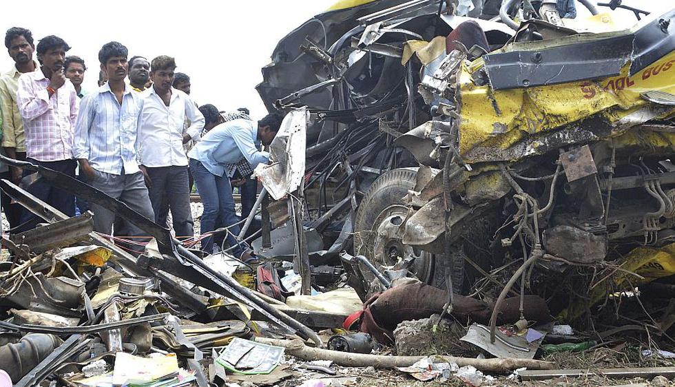 Tren arrolla bus escolar y dejó 18 niños muertos en la India. (EFE)