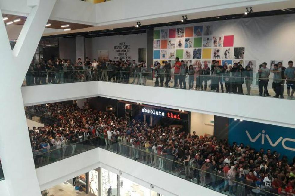 La locura se desató en un centro comercial de Malasia, luego de que una tienda distribuidora de productos Apple anunciara que empezaría a rematar productos de la firma tecnológica. (Switch Facebook)