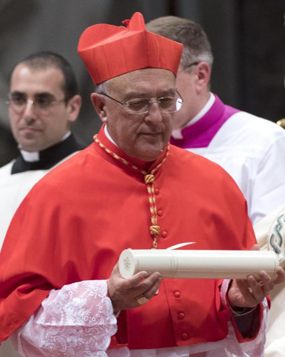 El arzobispo de Huancayo, Pedro Ricardo Barreto Jimeno (C), recibe el birrete rojo de nuevo cardenal del papa Francisco (no aparece) durante la misa. (Foto: EFE)