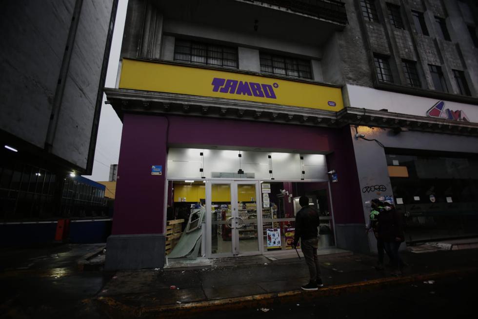 Tres delincuentes, bajo la modalidad del combazo, asaltaron esta madrugada una de las tiendas de Tambo +, (Fotos: Cesar Grados/GEC)