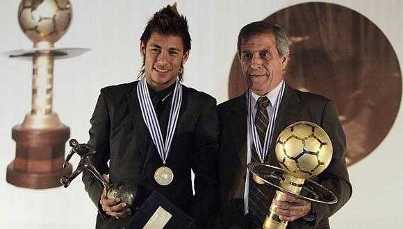 El brasileño y el seleccionador uruguayo Oscar Tabárez fueron los galardonados de la noche. (Reuters)