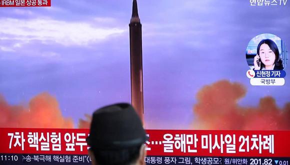 Un hombre en Seúl viendo las noticias del último lanzamiento de un misil norcoreano. (Reuters)