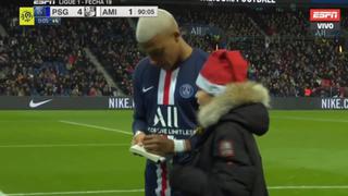 Kylian Mbappé firmó autógrafo a un niño en pleno partido entre PSG vs. Amiens por la Ligue 1 [VIDEO]