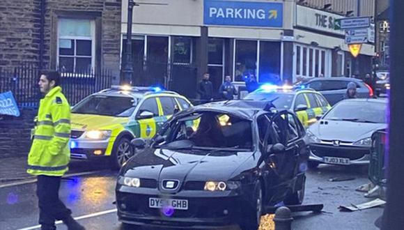 El auto quedó destrozado en medio de una calle en Reino Unido. (Twitter)