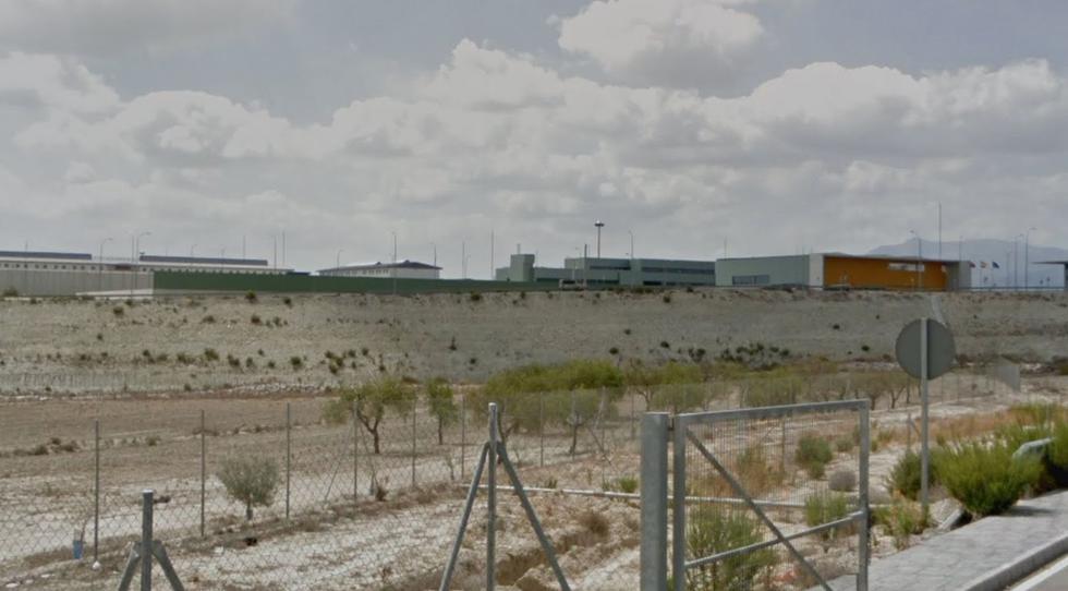 España: Reclusa fue brutalmente violada por cuatro compañeras en el baño de la prisión. (Google Maps)
