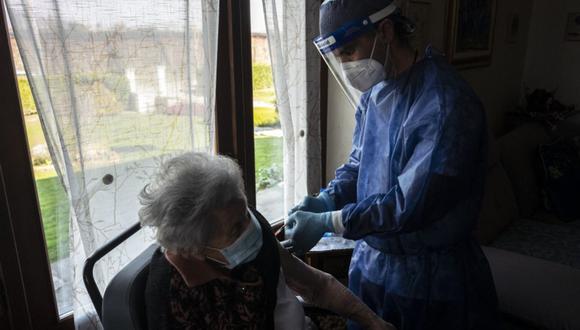 Una anciana acude a la vacunación contra el covid-19 y pide ayuda por los malos tratos de su hija. (Foto: Referencial / AFP)