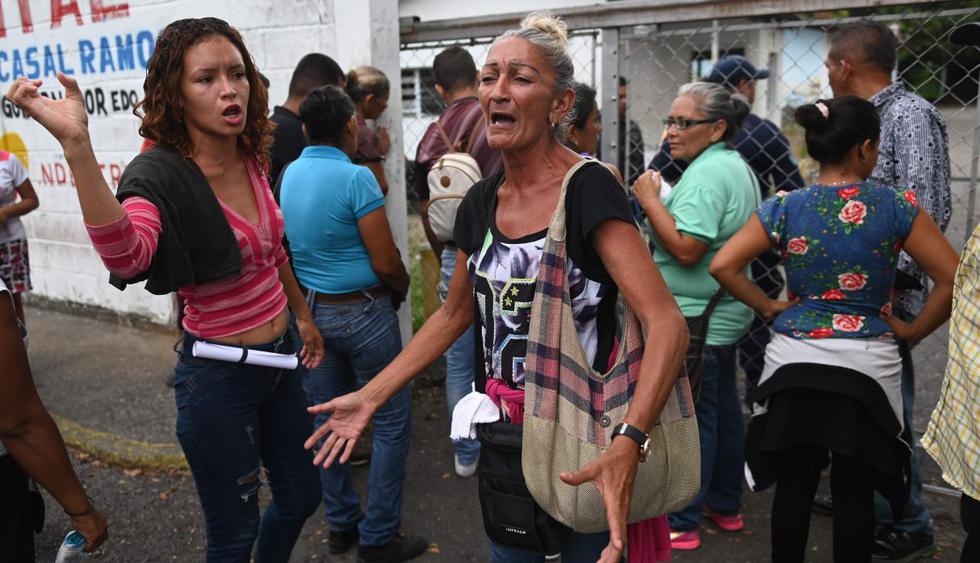 El drama de los familiares que esperan frente a la morgue tras motín en Venezuela. (Foto: AFP)