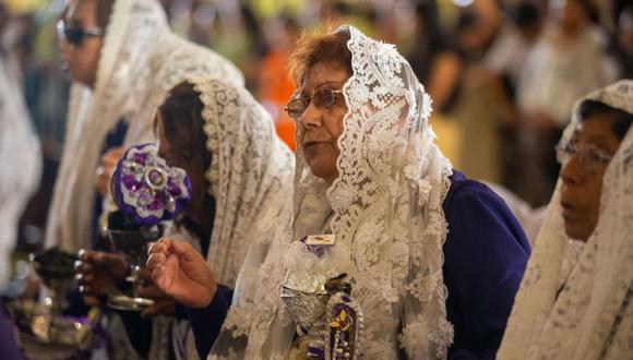 Las mujeres en su mayoría con un vestido oscuro llevan mantillas (velos bordados) sobre la cabeza y rosarios en la mano. Esto en señal de duelo por la muerte de Jesucristo. (Foto: Andina).