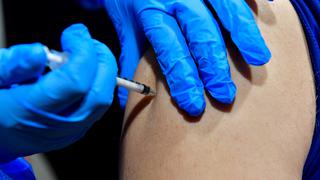 Nueva Zelanda investiga el caso de un hombre que se vacunó 10 veces en un día contra el COVID-19