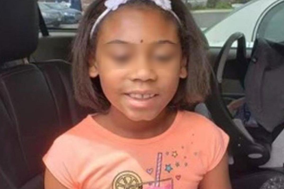 Una madre obliga a su hija de 5 años a depilarse las cejas