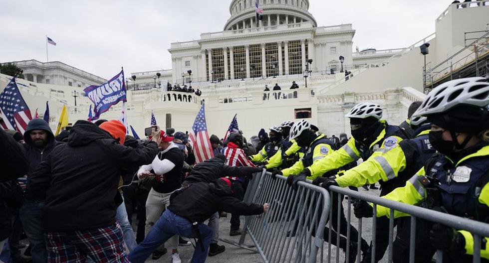 Los partidarios de Donald Trump intentan atravesar una barrera policial, el miércoles 6 de enero de 2021 en el Capitolio de Washington. (Foto AP / Julio Cortez).