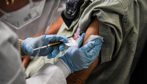 Anvisa de Brasil informó este martes que aprobó el inicio de ensayos clínicos de una cuarta vacuna contra el coronavirus. (Foto referencial:  CHANDAN KHANNA / AFP)
