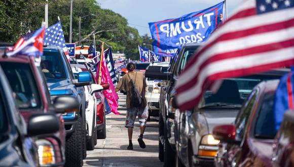 Partidarios del presidente Donald Trump asisten a una caravana masiva llamada "Caravana Anticomunista" en Miami, Florida. ( AFP/GASTON DE CARDENAS).