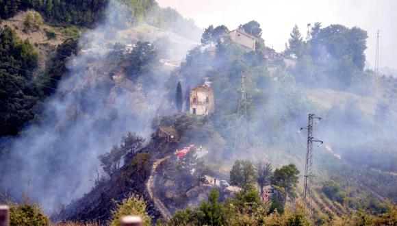 Accidente provocó incendio en colina. (EFE)